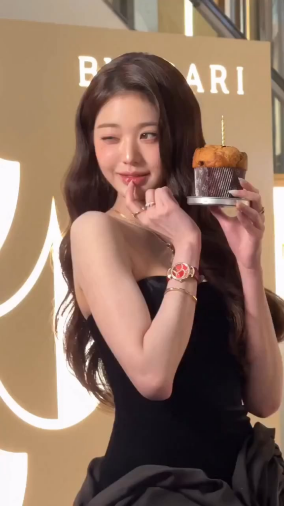 251204 مجلة عيون، تحديث على الإنستغرام مع وونيونغ - في النافذة المنبثقة لـBVLGARI Divas' Dream Holiday في متجر Shinsegae متعدد الأقسام في جانجنام