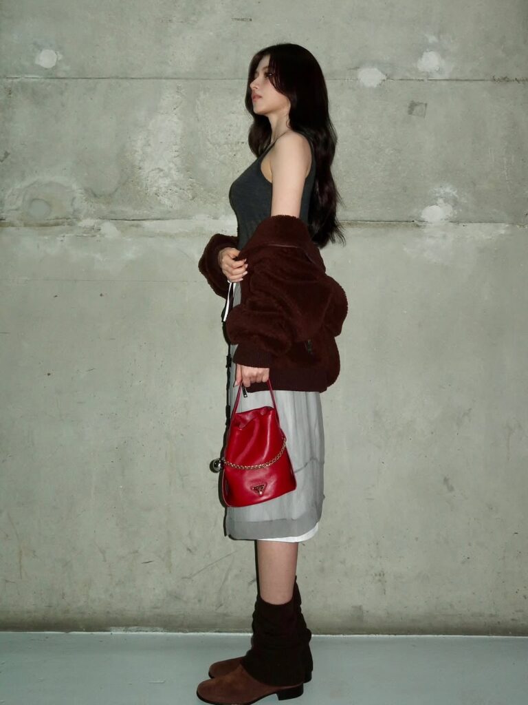 251229 تحديث سانا على الانستقرام - دعونا نكتشفها بدءًا من الصور التي تلفت الأنظار 🐈‍⬛️🧶