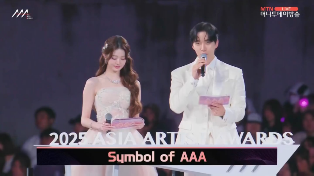 251206 فاز Wonyoung بجائزة "رمز AAA" في حفل توزيع جوائز الفنانين الآسيويين لعام 2025 (AAA)