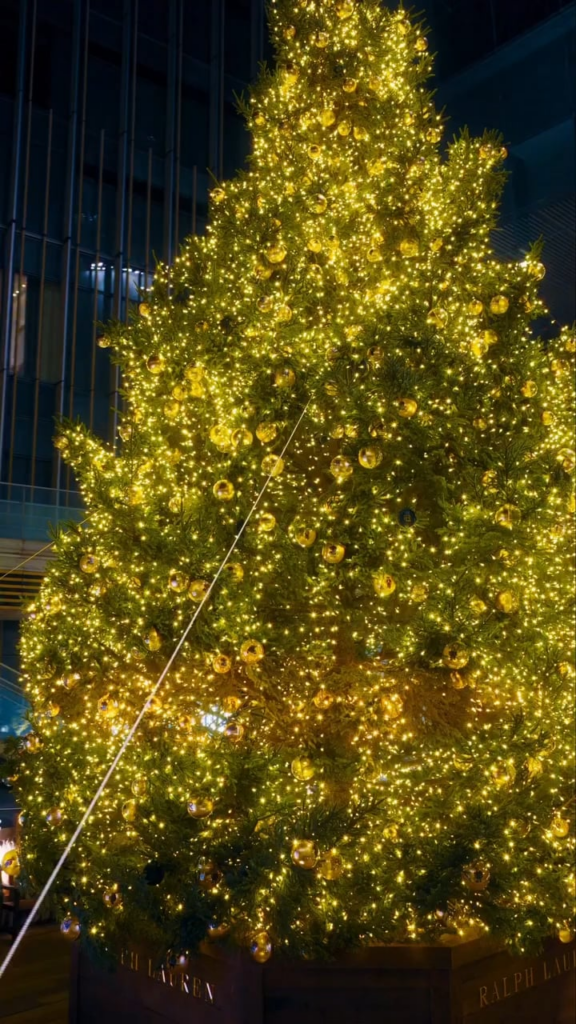 251202 تحديث انستقرام ralphlauren - الاحتفال بـ #RLHoliday في طوكيو. تدخل سناء في تجربتنا الموسمية للاستمتاع بالتراث الخالد لـ #RalphLauren، والذي تم إحياءه من خلال الزخارف الموسمية، وورشة الحرف اليدوية الاحتفالية، وتركيب النوافذ التفاعلية مع دب البولو المحبوب لدينا.