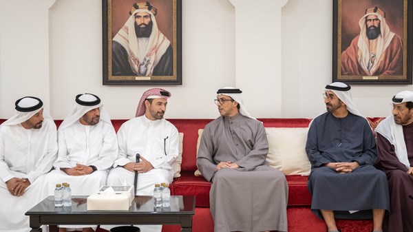 منصور بن زايد يعزي في وفاة راشد مبارك قطامي الكتبي