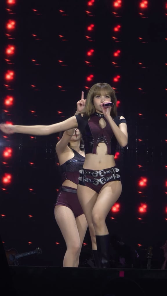 251128 ليزا مذهلة في الحفل