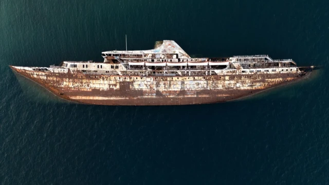 سفينة غارقة في البحر