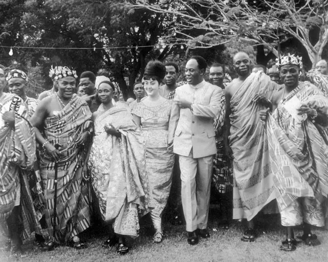 صورة تعود لعام 1963 لرئيس غانا الأسبق كوامي نكروما (مرتدياً البدلة) وزوجته المصرية الأصل، فتحية نكروما (على يمينه)، محاطين بكبار الزعماء المحليين وهم يرقصون على أنغام موسيقى الهاي لايف خلال حفل استقبال في أكرا