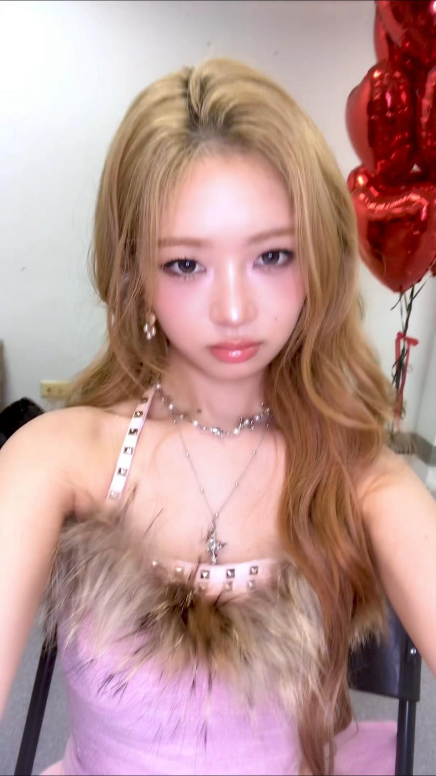 251207 تحديث TikTok الرسمي لـ IVE مع Rei وLiz - مهووسين بـ 👭