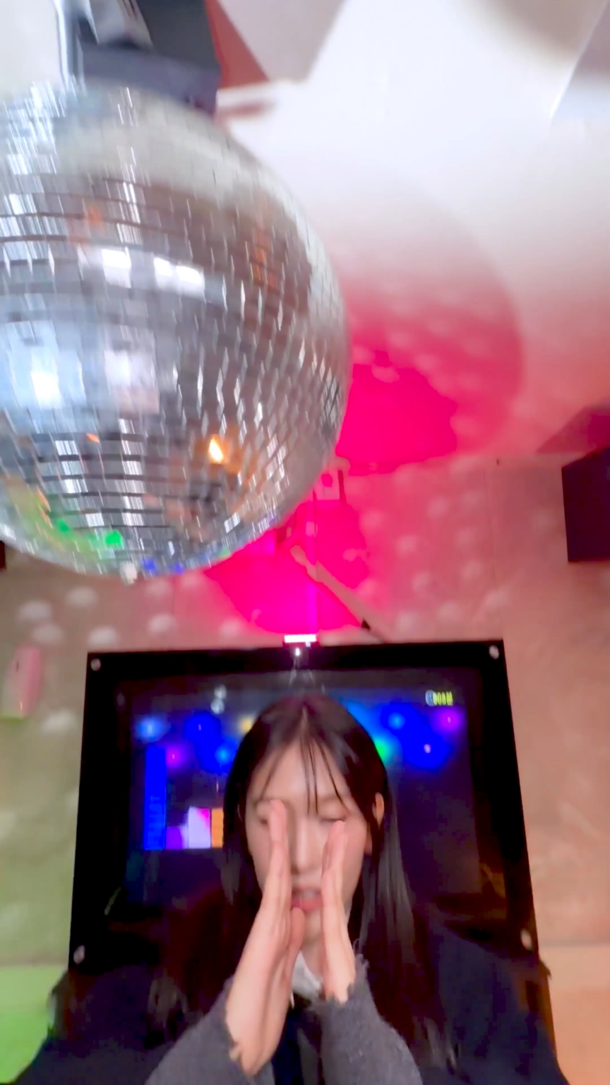 251223 تحديث IVE الرسمي على التيك توك مع يوجين - لقد تركت المدرسة وذهبت إلى الكاريوكي