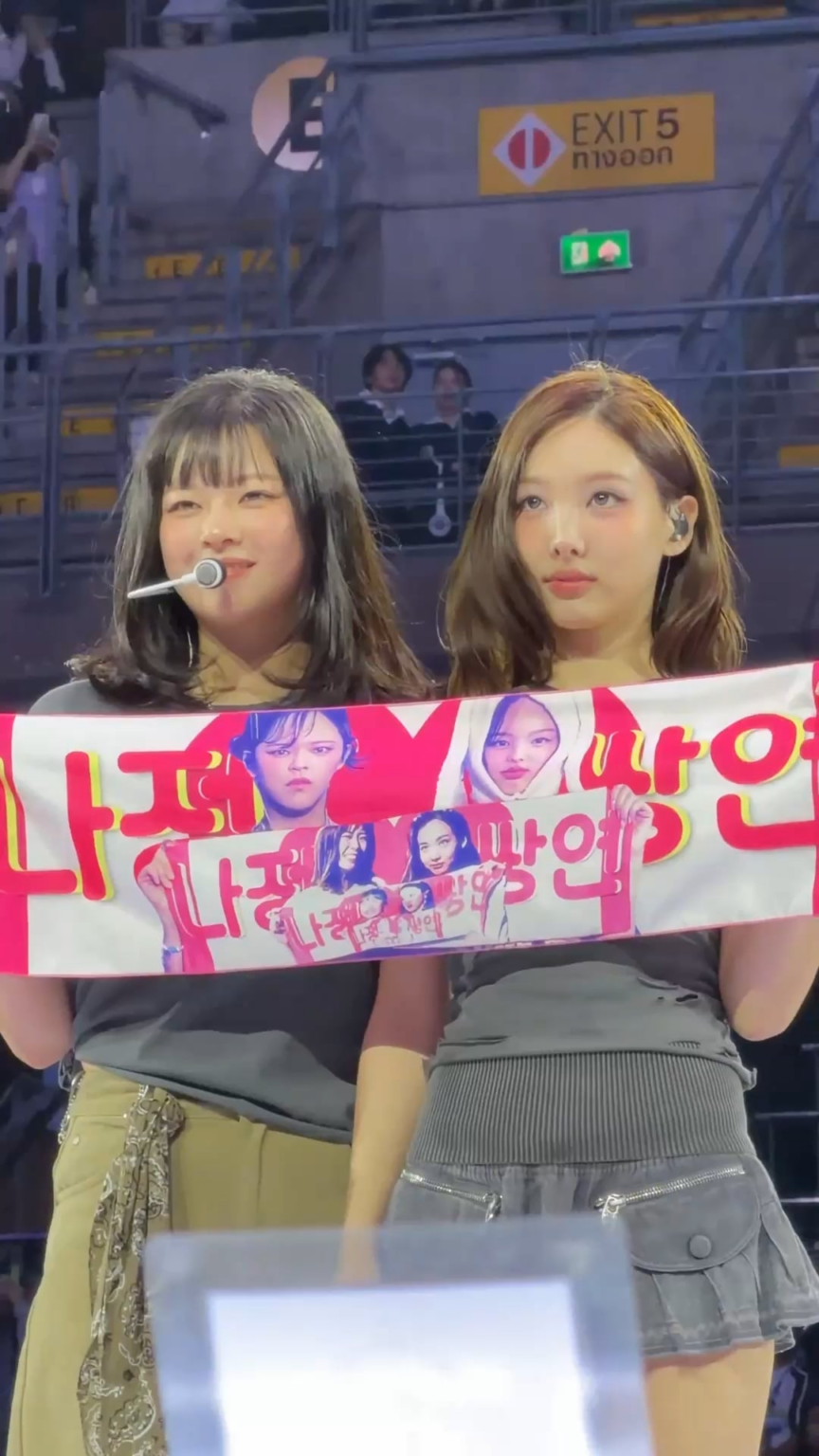 251213 - جونغيون ونايون يصنعان نسخة 2025 من لافتة 2yeon