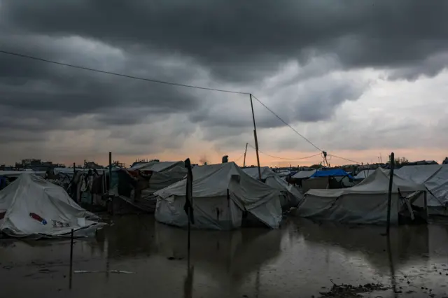 غطت الأمطار خيام عائلات فلسطينية نازحة