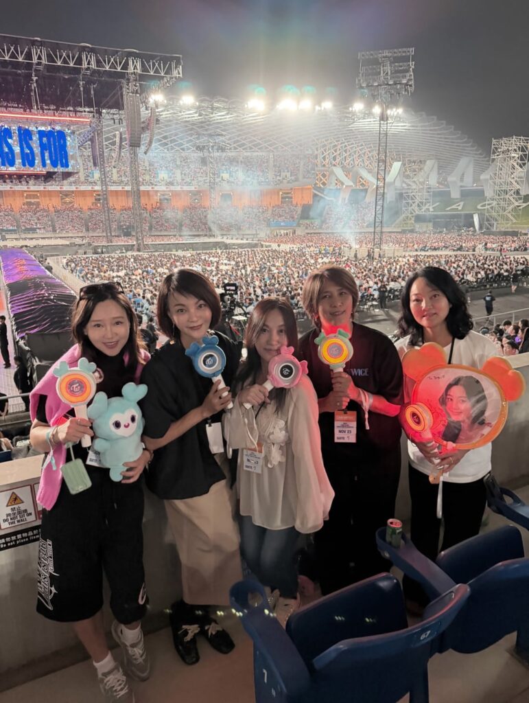 251217 تحديث الانستقرام topbeauty_lydia - صور والدة تزويو مع أم توايس وأفراد عائلتها في حفل كاوشيونغ