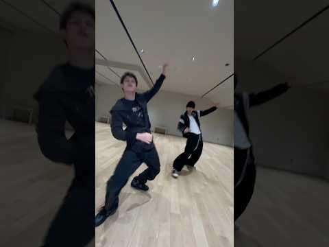 كورتيس جيمس مع TXT (TOMORROW X TOGETHER) يونجون - FaSHIoN (تحدي الرقص) (251228)