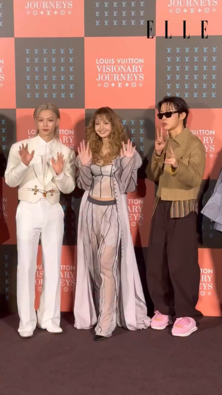 251203 ليزا مع هويون، شي مين آه، فيليكس، جايهوب، جون جي هيون، وغونغ يو @ حفل افتتاح LOUIS VUITTON Visionary Journeys في سيول