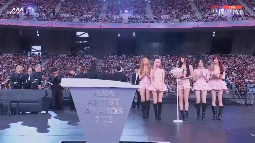 251206 IVE يفوزون بجائزة أفضل تسجيل كيبوب في حفل توزيع جوائز فناني آسيا لعام 2025