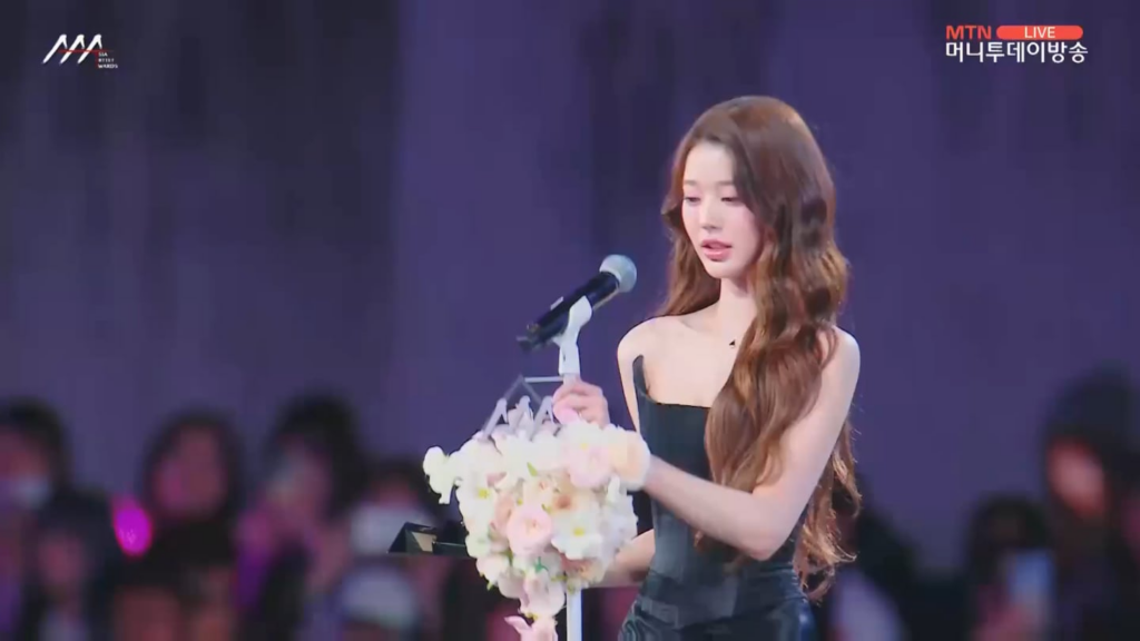 251206 فاز Wonyoung بجائزة "Grand Pressence of K-POP" في حفل توزيع جوائز الفنان الآسيوي لعام 2025 (AAA).