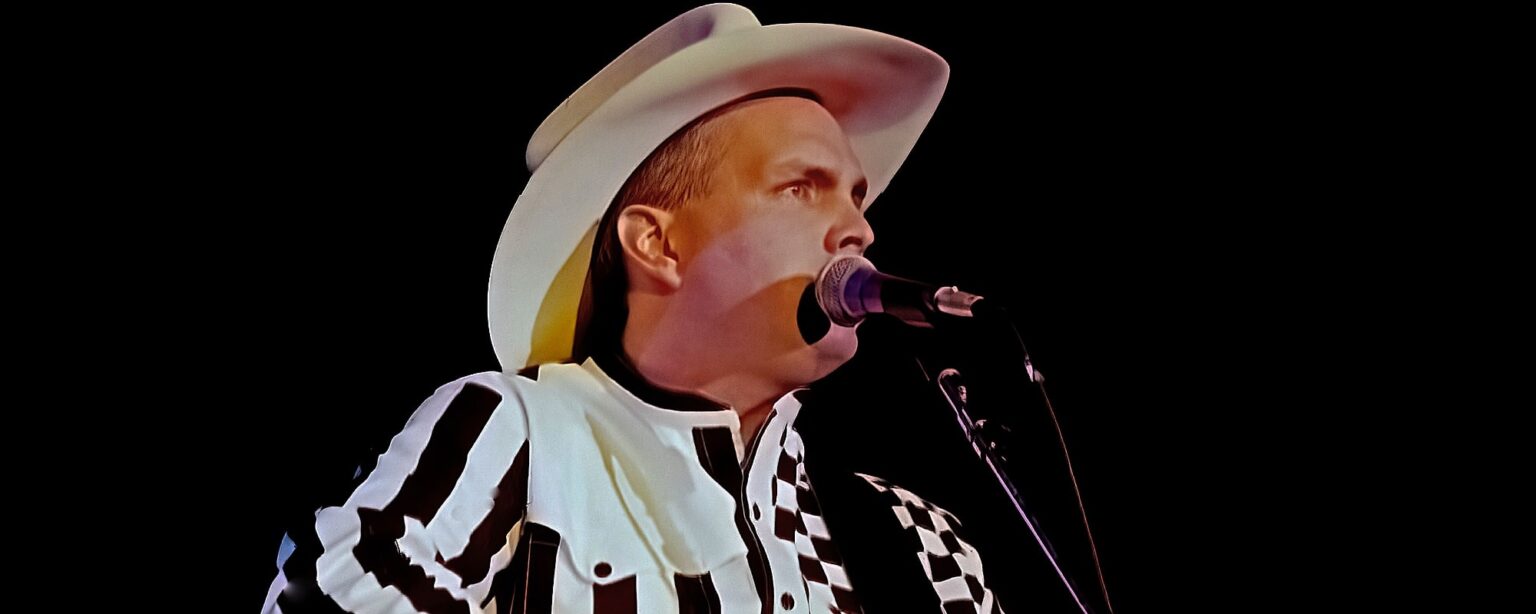 في مثل هذا اليوم من عام 1990، كان غارث بروكس في خضم استمراره لمدة شهر في المركز الأول بألبومه الأكثر مبيعًا على الإطلاق. في مثل هذا اليوم من عام 1990، كان غارث بروكس في خضم استمراره لمدة شهر في المركز الأول بألبومه الأكثر مبيعًا على الإطلاق.