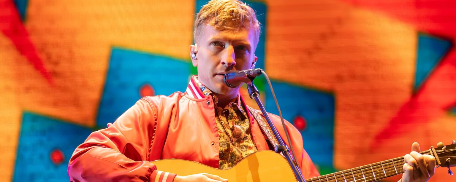 3 أغاني ريفية مضحكة للغاية يجب أن تسمعها