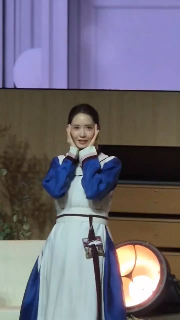 251220 يونا من جيل الفتيات تقوم بتحدي "SPAGHETTI" في لقاء المعجبين الخاص بها.