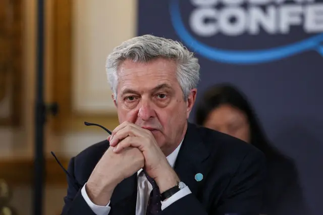 سيخلف صالح، الإيطالي، فيليبوغراندي، ويظهر في الصورة فيليبوغراندي حينما كان مفوضاً سامياً للأمم المتحدة لشؤون اللاجئين، أثناء مؤتمر لندن حول السودان بالعاصمة البريطانية لندن في 15 أبريل/نيسان عام 2025، ويرتدي سترة سوداء وقميصاً أبيض و ربطة عنق سوداء، وتزين معصمه الأيسر ساعة.