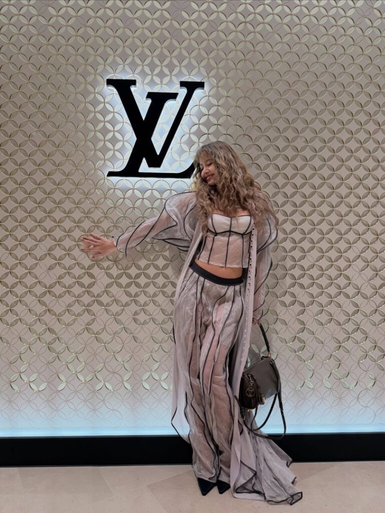 251204 تحديث ليسا على الانستقرام: رحلات خيالية في سيول