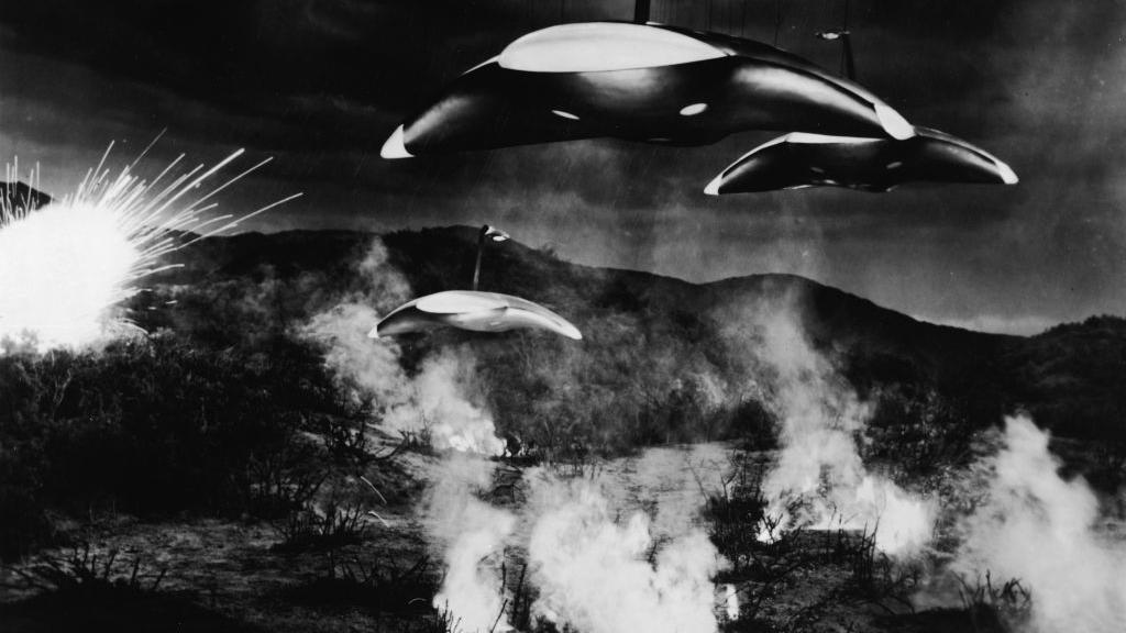 مركبة فضائية غريبة تطلق النار في مشهد معركة من فيلم "حرب العوالم" 