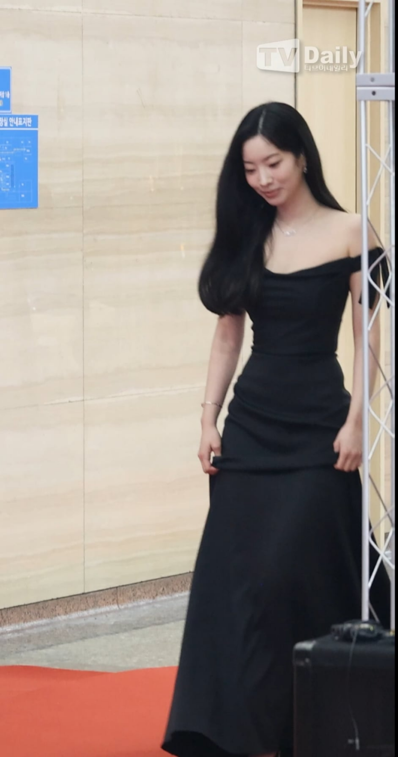 251223 @_TV_Daily تحديث شورتات اليوتيوب - الممثلة داهيون ظهرت في حدث السجادة الحمراء لمهرجان تشونسا السينمائي الدولي التاسع والعشرين الذي أقيم في مبنى جمعية البناء في جانجنام غو، سيول في الثالث والعشرين.