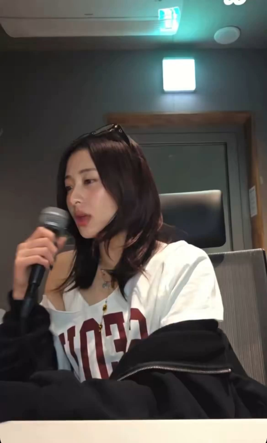 251209 يونجين عضوة LE SSERAFIM تغني ROSÉ - "الفتاة رقم واحد" خلال Weverse Live