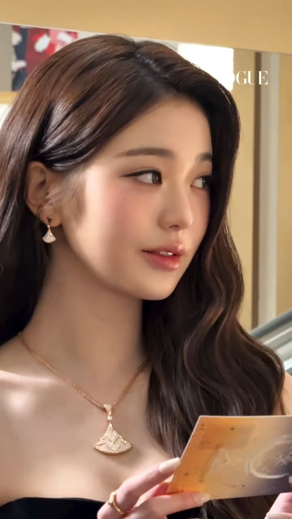 251204 تحديث ڤوغ الكورية على إنستغرام مع وونيونغ - في النافذة المنبثقة لعطلة BVLGARI Divas' Dream Holiday في متجر Shinsegae متعدد الأقسام في جانجنام