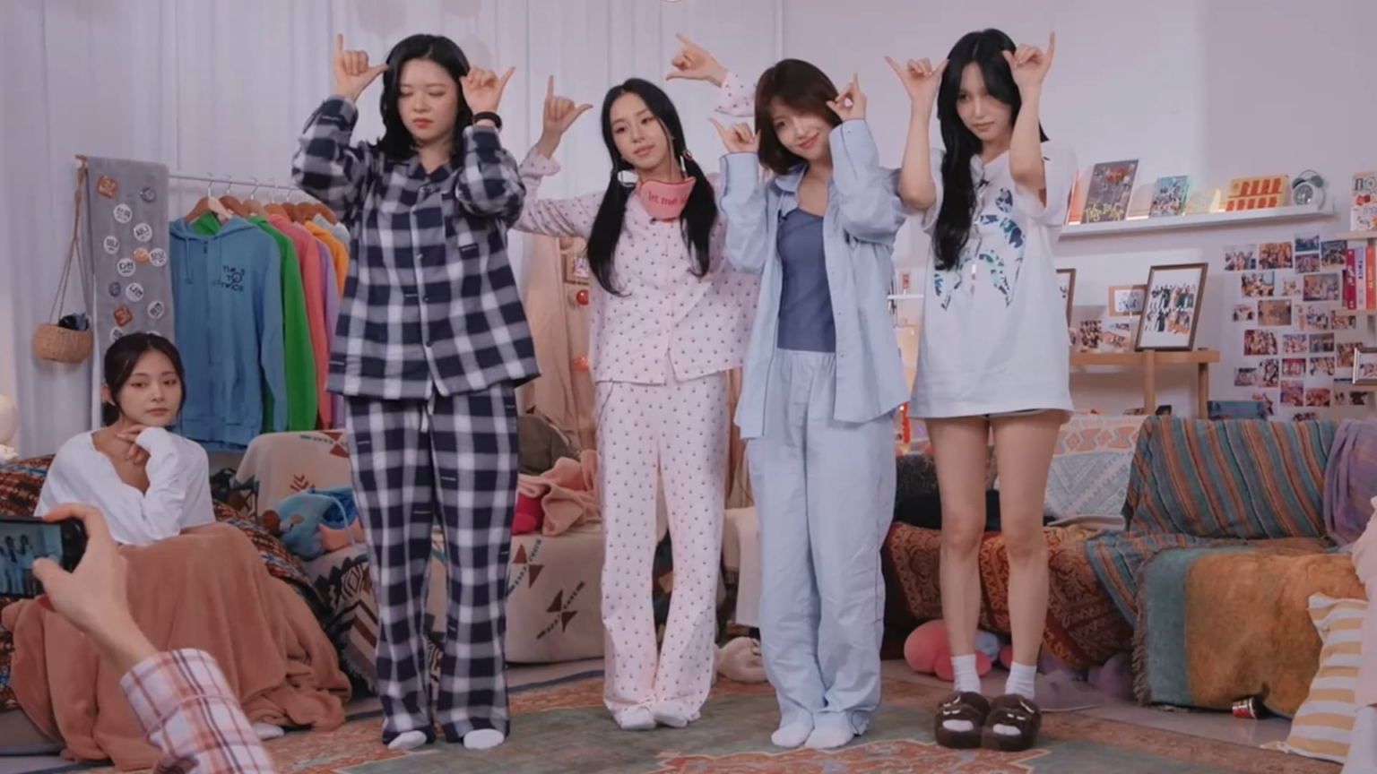 251019 - جونغيون، تشايونغ، مومو ومينا يقومون بوضعية الإشارة