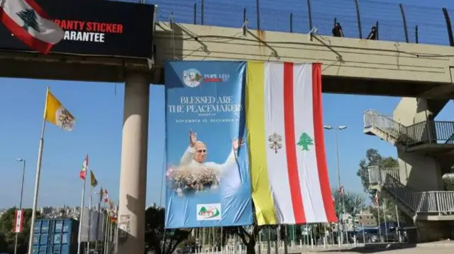 لافتة إعلانية ترحيبية ببابا الفاتيكان في لبنان 