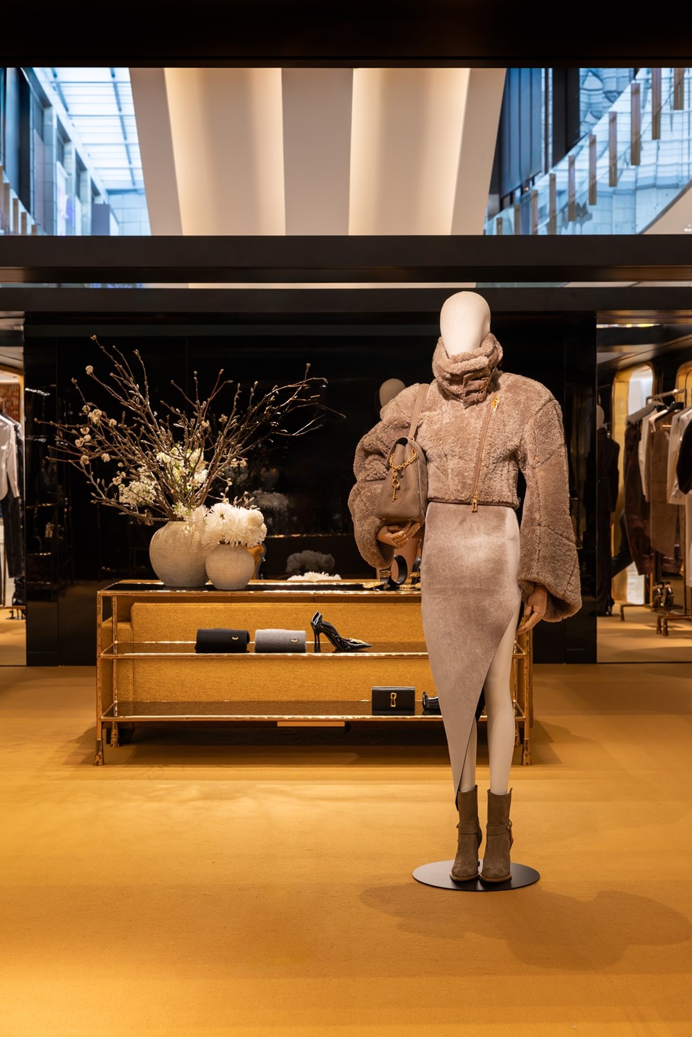 «سكياباريلي» تتحدى الخيال.. جوهرة ذهبية في «دبي مول» تفتح أبواب عالم «السريالية»