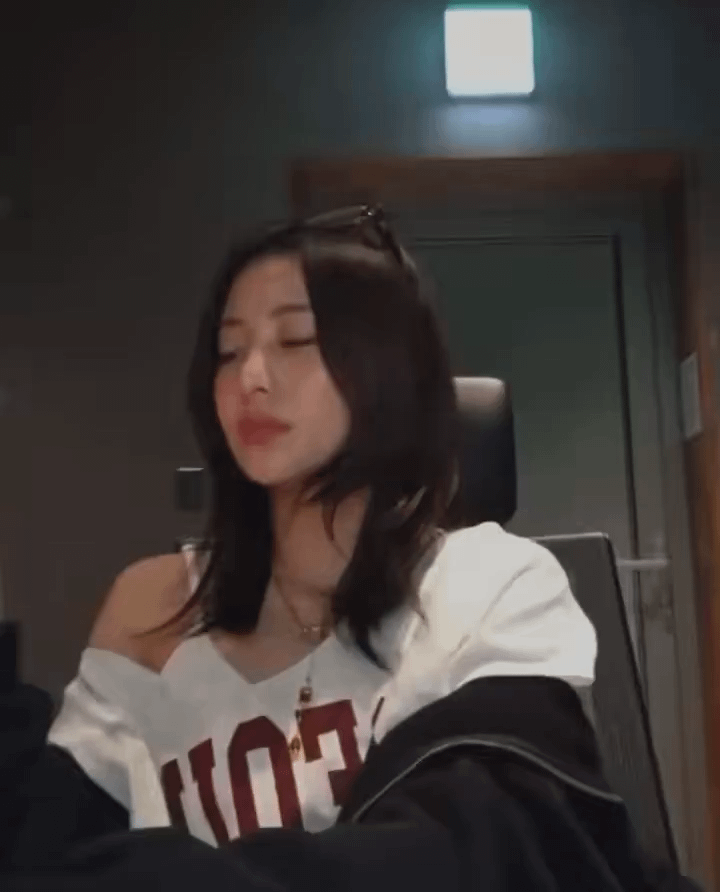 Yunjin (LE SSERAFIM) تغني "Joyride" لكورتيس على بثها المباشر على Weverse