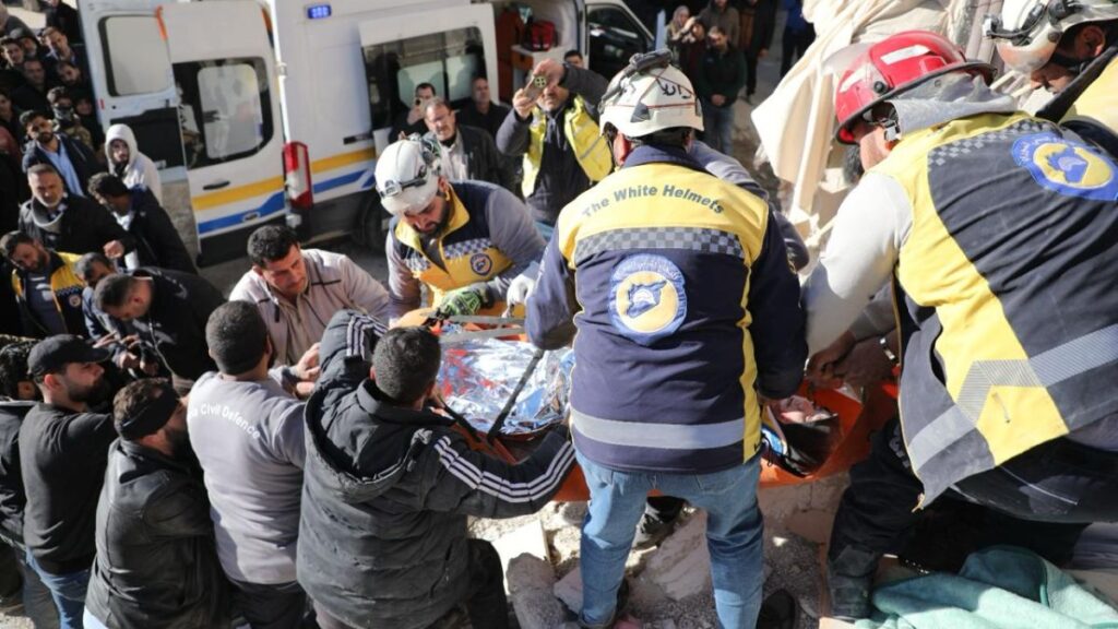 الدفاع المدني ينقذ امرأة عالقة تحت أنقاض مبنى منهار في منطقة داريا بريف دمشق - 28 كانون الأول 2025(الدفاع المدني)