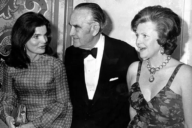 هاريمان مع زوجها أفريل وجاكي أوناسيس