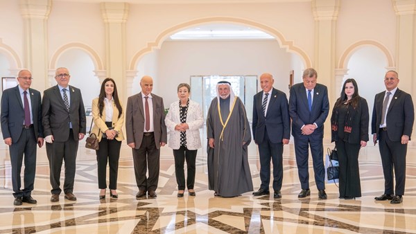 حاكم الشارقة يستقبل وفد جامعة بيرزيت الفلسطينية