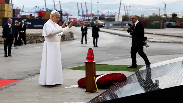 البابا ليون الرابع عشر يقيم صلاة صامتة في موقع انفجار مرفأ بيروت في أغسطس/آب 2020، خلال رحلته الرسولية الأولى، في بيروت، لبنان، 2 ديسمبر/كانون الأول 2025
