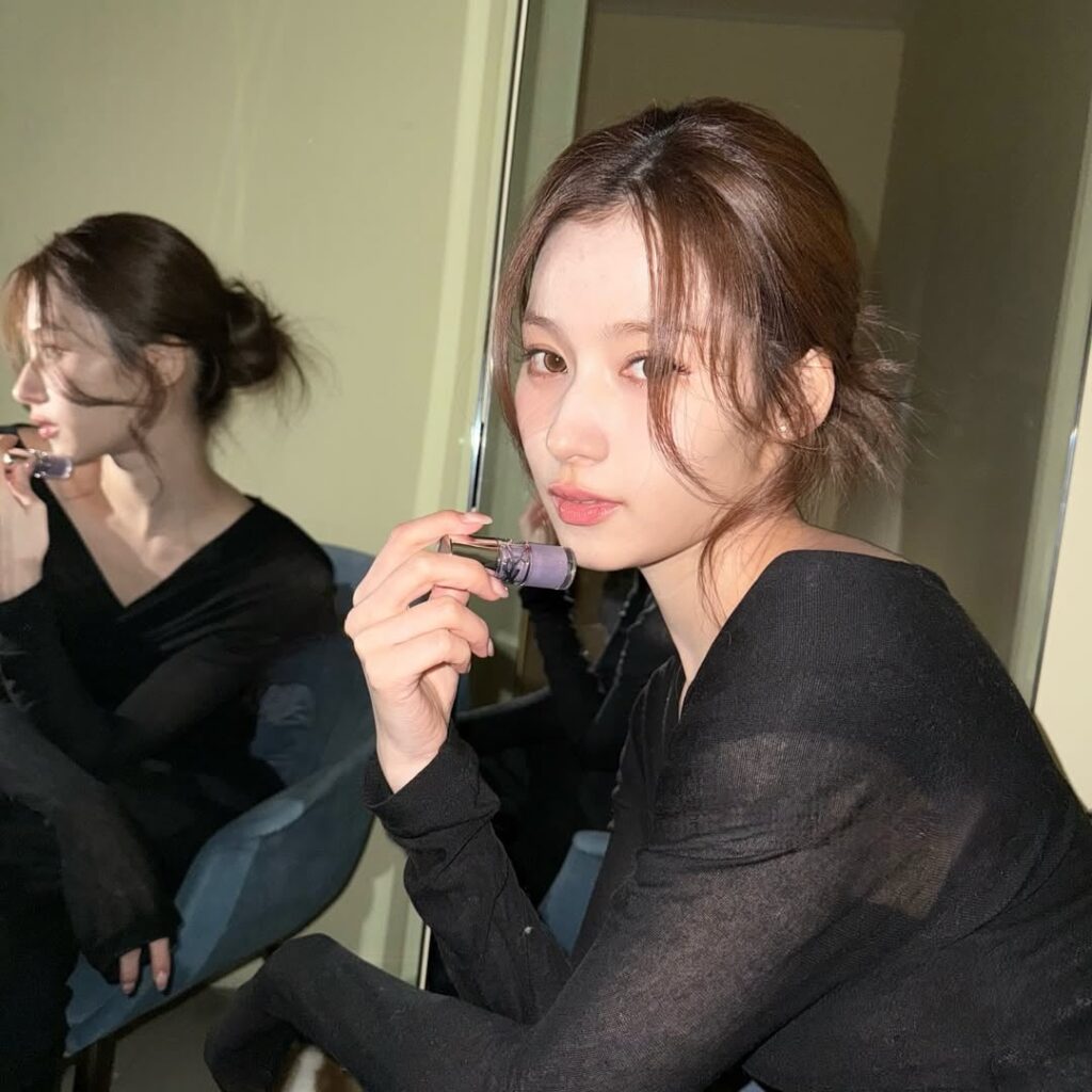 251212 تحديث سانا على الانستقرام - سيتم تقديم بطاقة رسائل صادقة وعناصر YSL مغلفة بشريط إصدار محدود لشخص مميز🎄✨ سلسلة YSL Love Shine مريحة للغاية في الاستخدام وتأتي في مجموعة متنوعة من الألوان الشائعة التي تناسب الجميع، مما يجعلها الهدية المثالية.