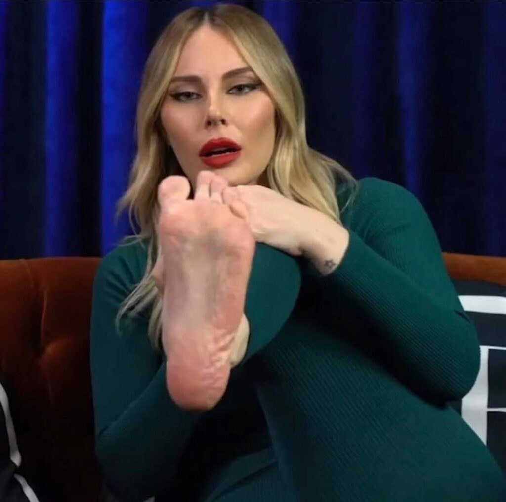 Hande sarıoğlu devasa tabanlar Hande sarıoğlu devasa tabanlar