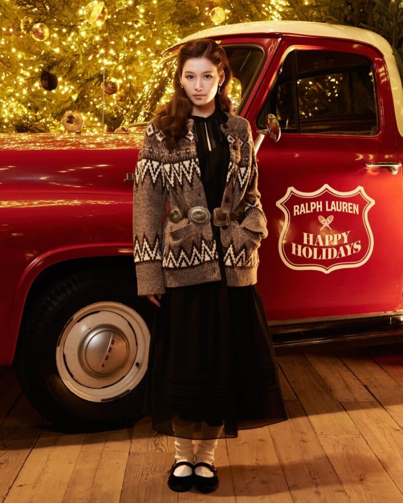 251202 تحديث ralphlauren على Instagram - مرحبًا بكم في تجربة عطلة #RalphLauren في اليابان، التي انضمت إليها سانا. شاحنة صغيرة حمراء جريئة، وخشب بارن، ومحطات حرفية احتفالية تجلب دفء #RLHoliday إلى تركيب مقصورتنا الغامرة في طوكيو.