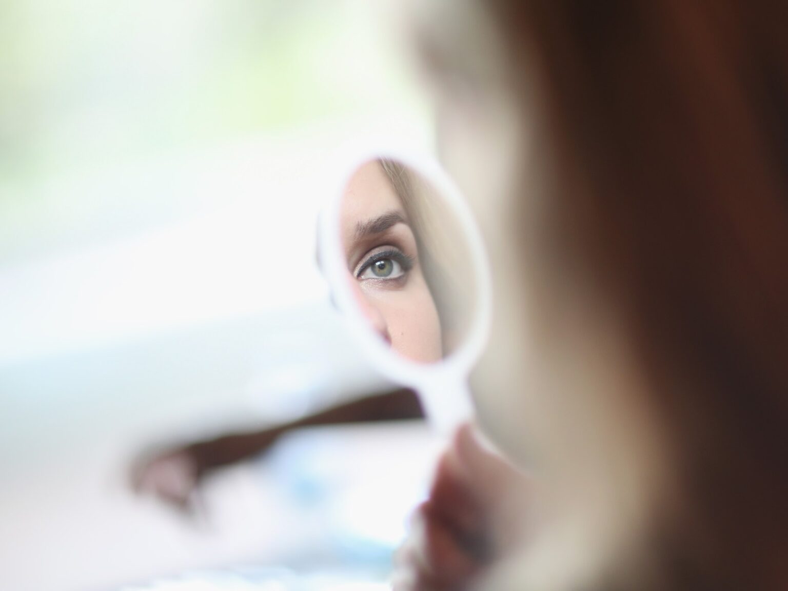 أقدم مواجهة مع الذات.. ماذا نرى حقا حين ننظر في المرآة؟ | أسلوب حياة