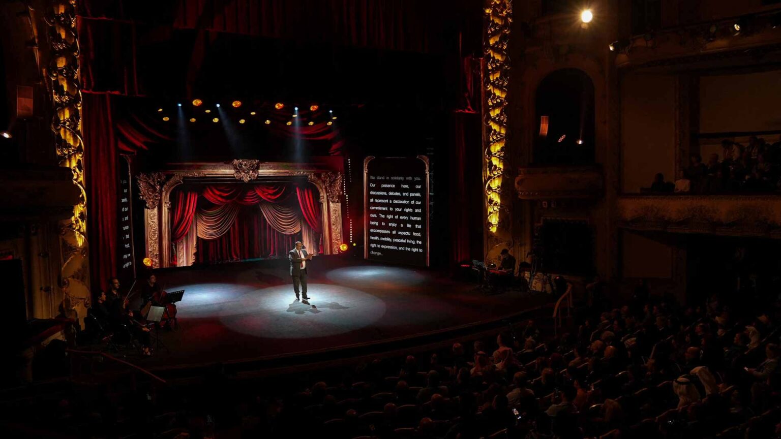 عرض الهاربات يحصد جائزة التانيت الذهبي لأيام قرطاج المسرحية