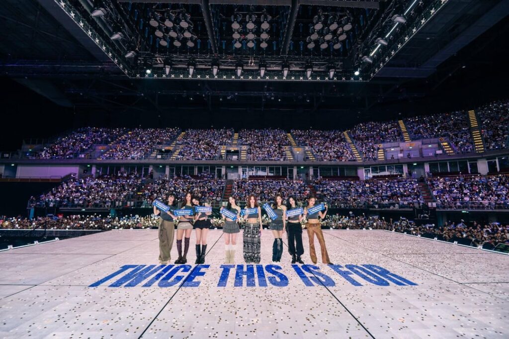 251213 تحديث تويتر - توايس  جولة عالمية في بانكوك - اليوم الأول شعرنا بحبكم في كل أغنية، بانكوك ذات مرة 🫶🏻 أصواتكم لمست قلوبنا 💕🐯