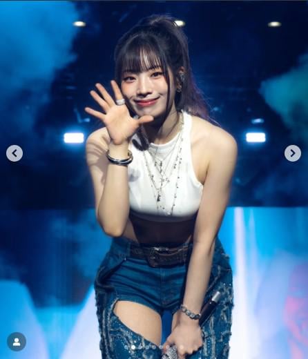 قالت Dahyun إنها كانت ستستخدم الشعر المموج في حفل lollapalooza لكنها طلبت ذات مرة أن ترتدي ذيل حصان مع غرة. شكرًا جزيلاً للمعجبين الذين سألوا هذا، إنها رائعة جدًا ولا أستطيع فعل ذلك