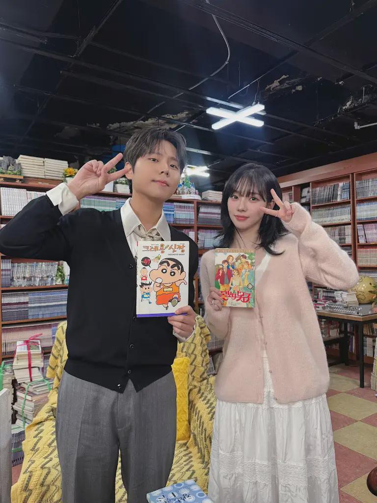 251219 متجر الكتب الهزلية بجانب غرفة الكاريوكي تحديث YouTube Post مع كارينا وجونغ سيونغ هوان