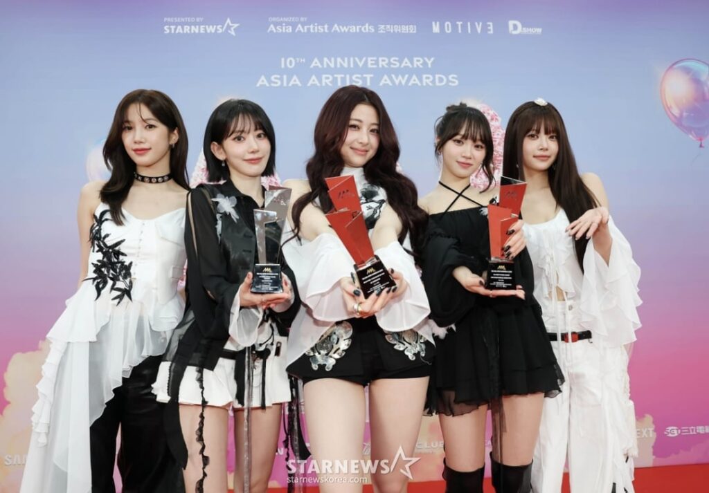 251206 LE SSERAFIM - أيقونة الموسيقى لهذا العام + أفضل فنان (بونسانغ) + أفضل اختيار AAA (كيم تشايوون) @ حفل توزيع جوائز الفنان الآسيوي لعام 2025 في كاوشيونغ (عبر STARNEWS)