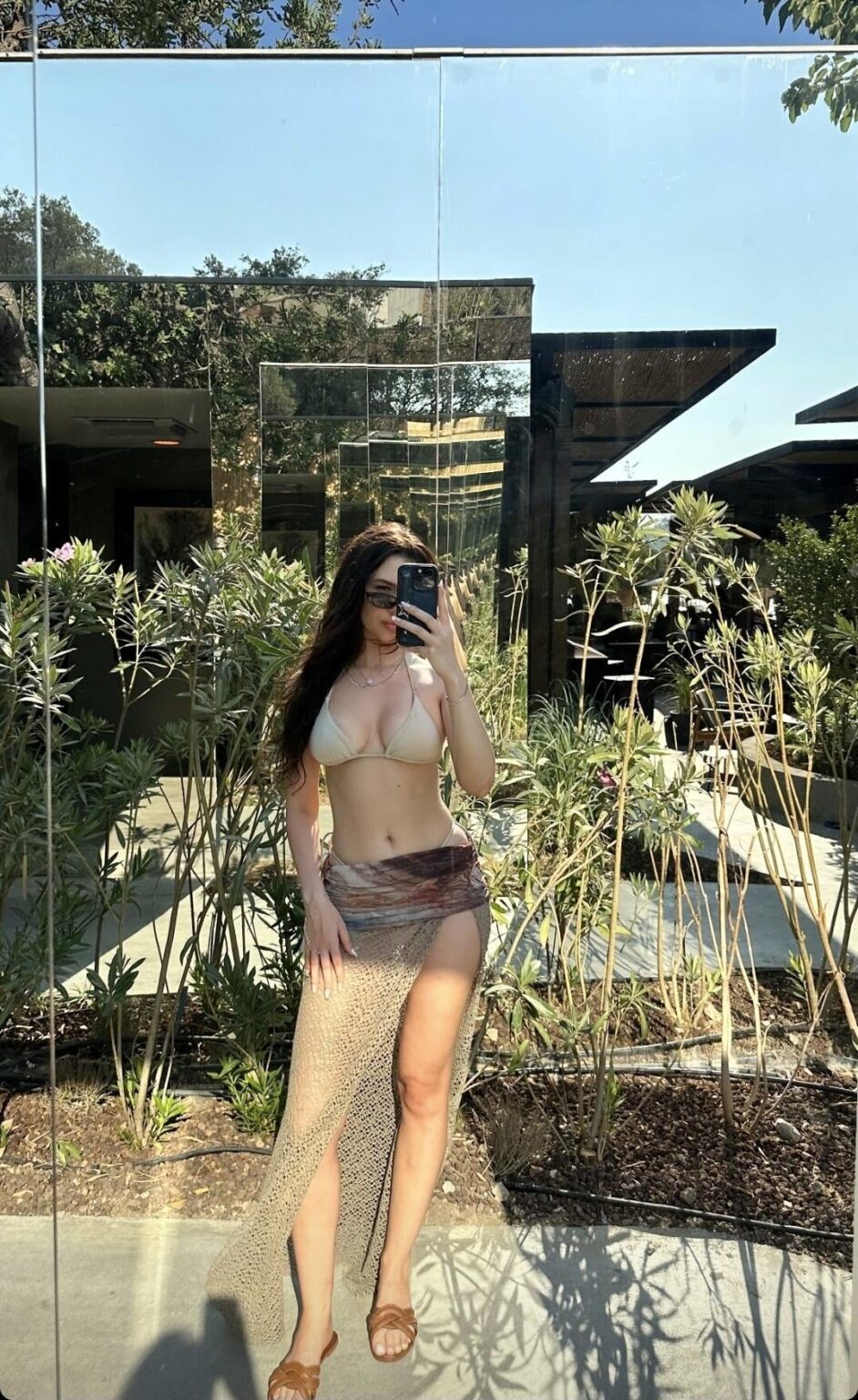 Aysujue beyaz ojeli bakımlı ayakları ve harika göğüsleri 🥵🍆💦