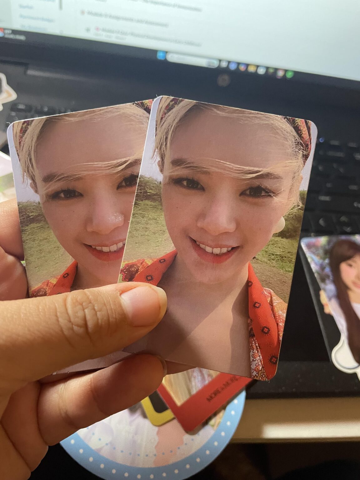 اشترى ألبوم More & More وتم لصق بطاقتين معًا.