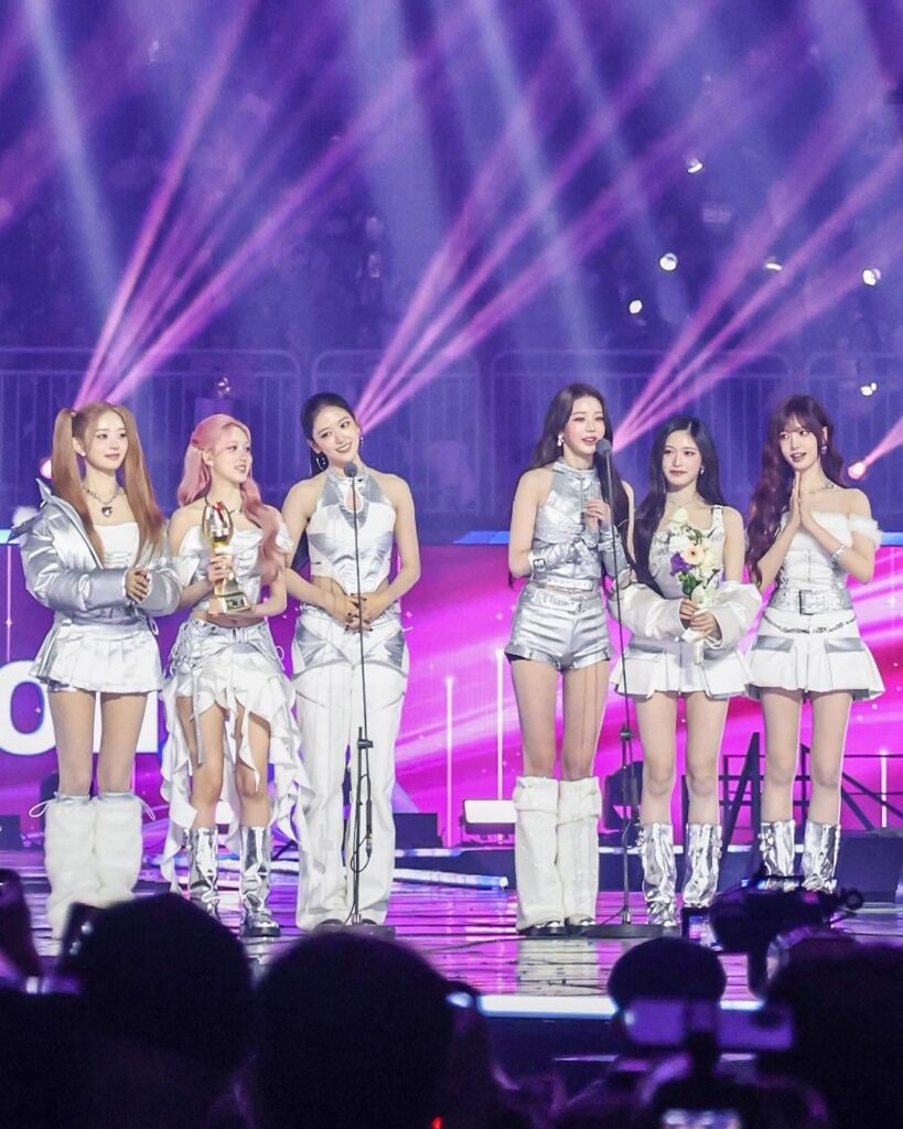 تحديثات 251208 KGMA على تويتر مع IVE - يوم الفنان لجوائز الموسيقى الكورية الكبرى لعام 2025 (صور على المسرح)