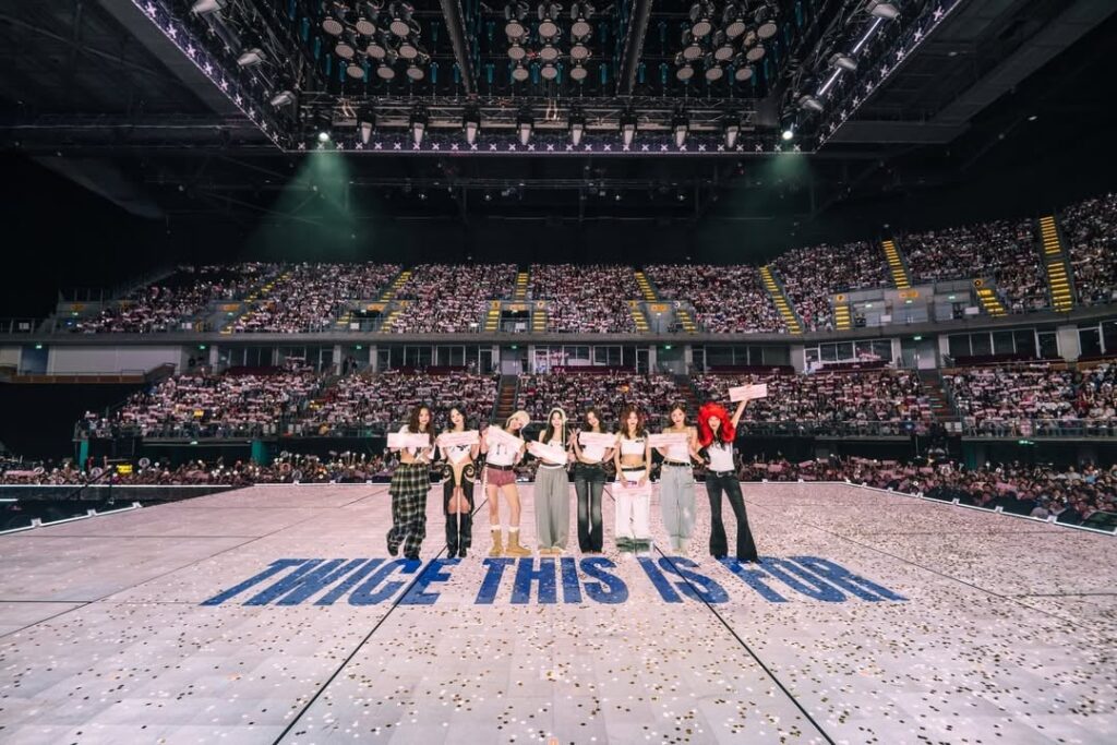 251214 تحديث توايستغرام - توايس  جولة عالمية في بانكوك - اليوم الثاني - العرض الأخير لعام 2025. هذا ختام! بانكوك ونس، شكرًا لكم على جعل كل لحظة تتألق 💖🐯 شكرًا على أغنية عيد ميلاد سانا وحدث الشعار الجميل! 2+1=10 🩷