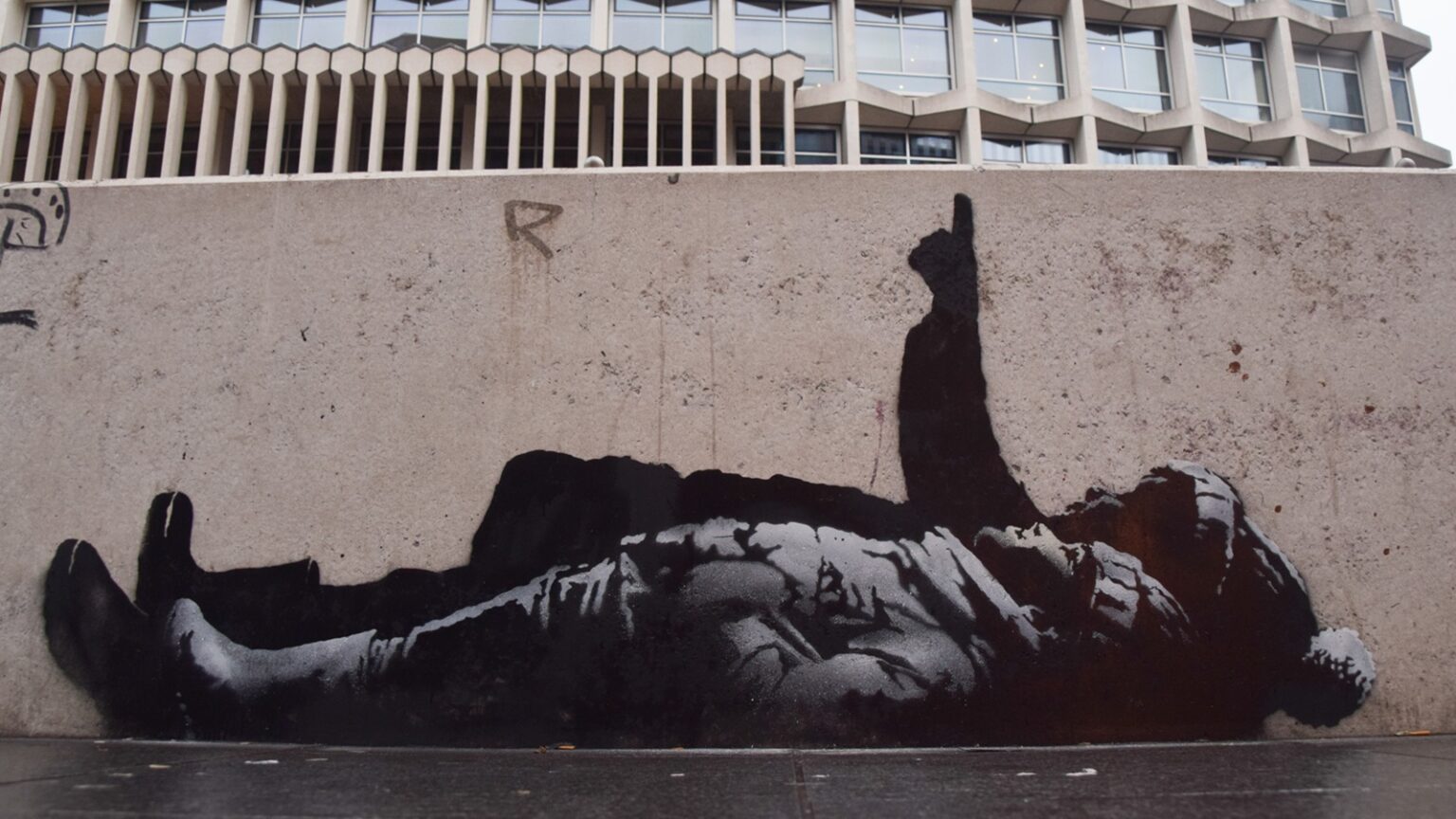 بانكسي يكشف عن أحدث جدارية له في لندن