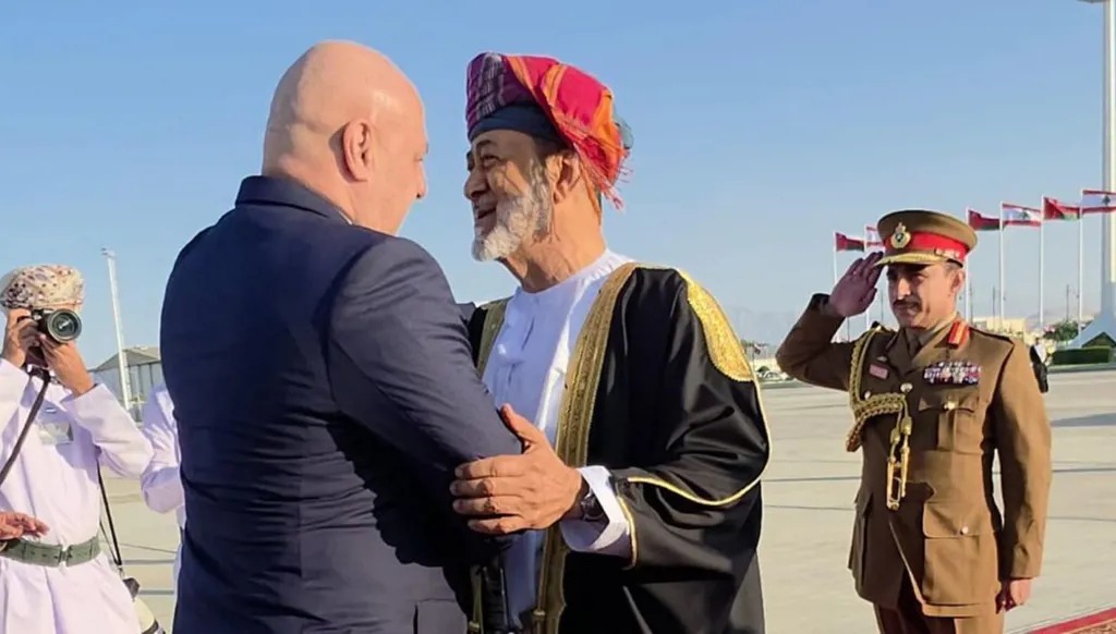 سلطان عُمان هيثم بن طارق مستقبلاً رئيس الجمهورية جوزف عون لدى وصوله إلى المطار السلطاني في مسقط أمس.