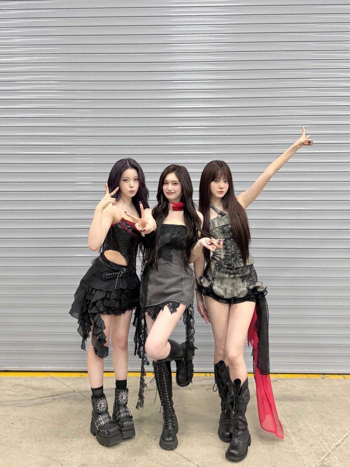 تحديث تويتر الرسمي لـ 251225 IVE مع Hong Eunchae (مع Leeseo وNMIXX Kyujin)